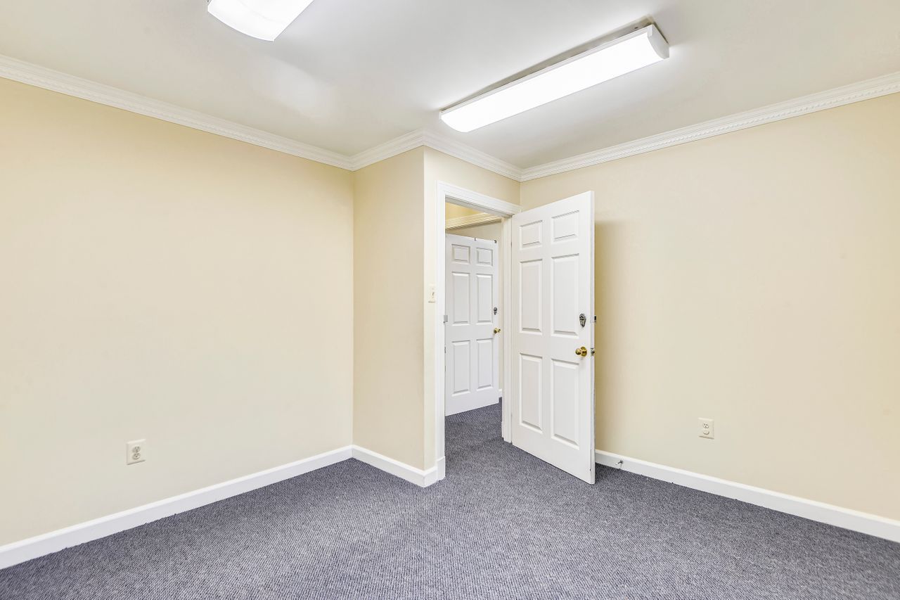 2102 Gallows Rd, Vienna, VA, 22182